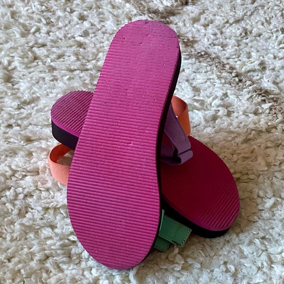 Like NEW! Youth Elasticized Sandals - Picture 4 of 4